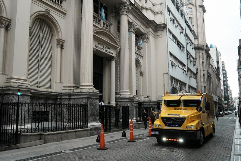 You are currently viewing Argentina's central bank says it signed $20 billion currency swap deal with US