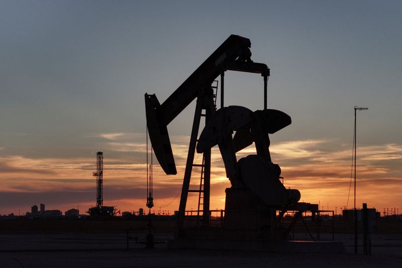 You are currently viewing Oil prices jump 1.5% after lower-than-expected OPEC+ output hike