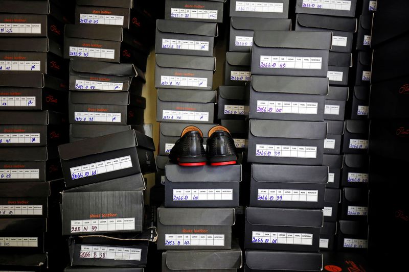 You are currently viewing Vietnam's footwear exports to US fell 27% in Sept amid Trump tariffs