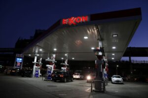 Read more about the article Iraq, Exxon to sign Majnoon oil field agreement Wednesday, sources say