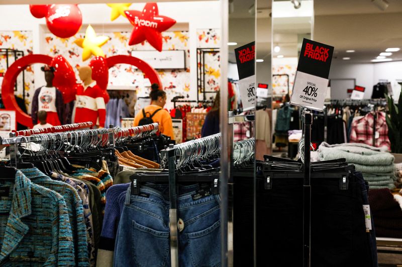 You are currently viewing Factbox-US holiday sales growth to be muted this year, forecasts show