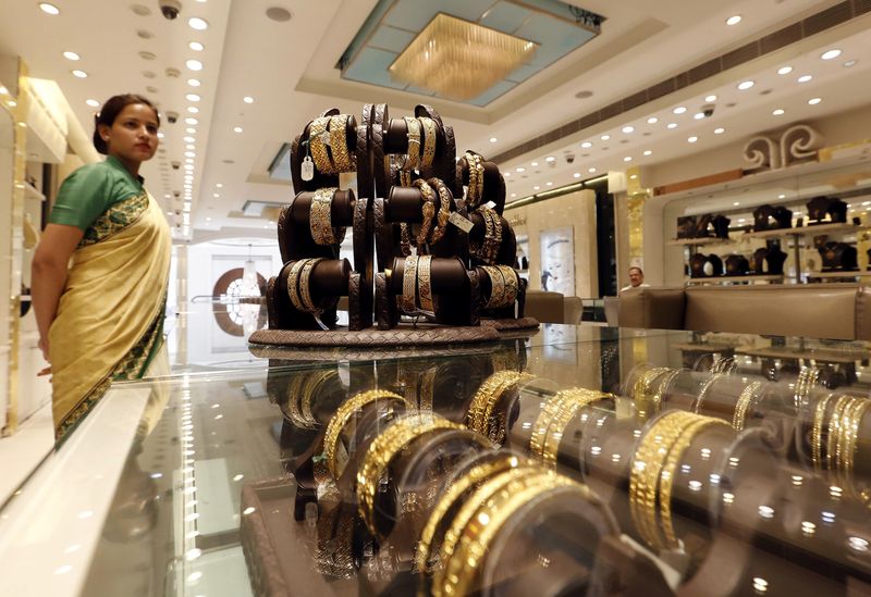 You are currently viewing Gold firms above key $4,000 level on US rate cut bets