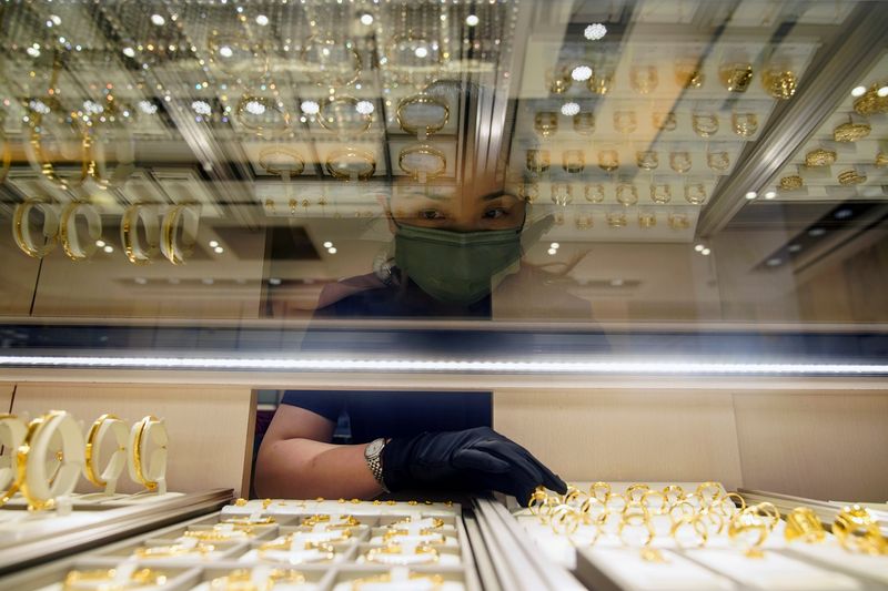 You are currently viewing China’s gold buyers squeezed by record-breaking price surge