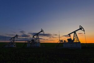 Read more about the article Oil rebounds 1% after sharp losses on US-China tensions