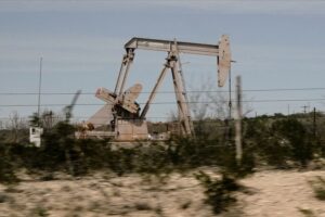 Read more about the article US oil futures backwardation narrows to 20-month low on mounting fears of a glut