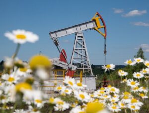 Read more about the article Oil drops as investors weigh a supply surplus outlook and US-China trade tensions