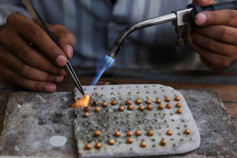 You are currently viewing HSBC raises average gold price forecasts for 2025 and 2026