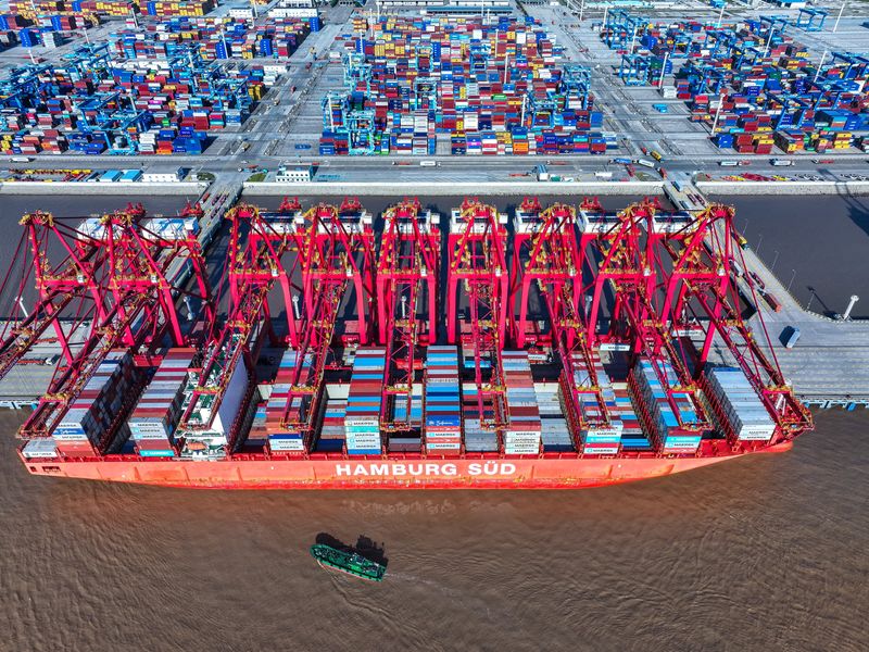 You are currently viewing Trump says 100% tariffs on China not sustainable