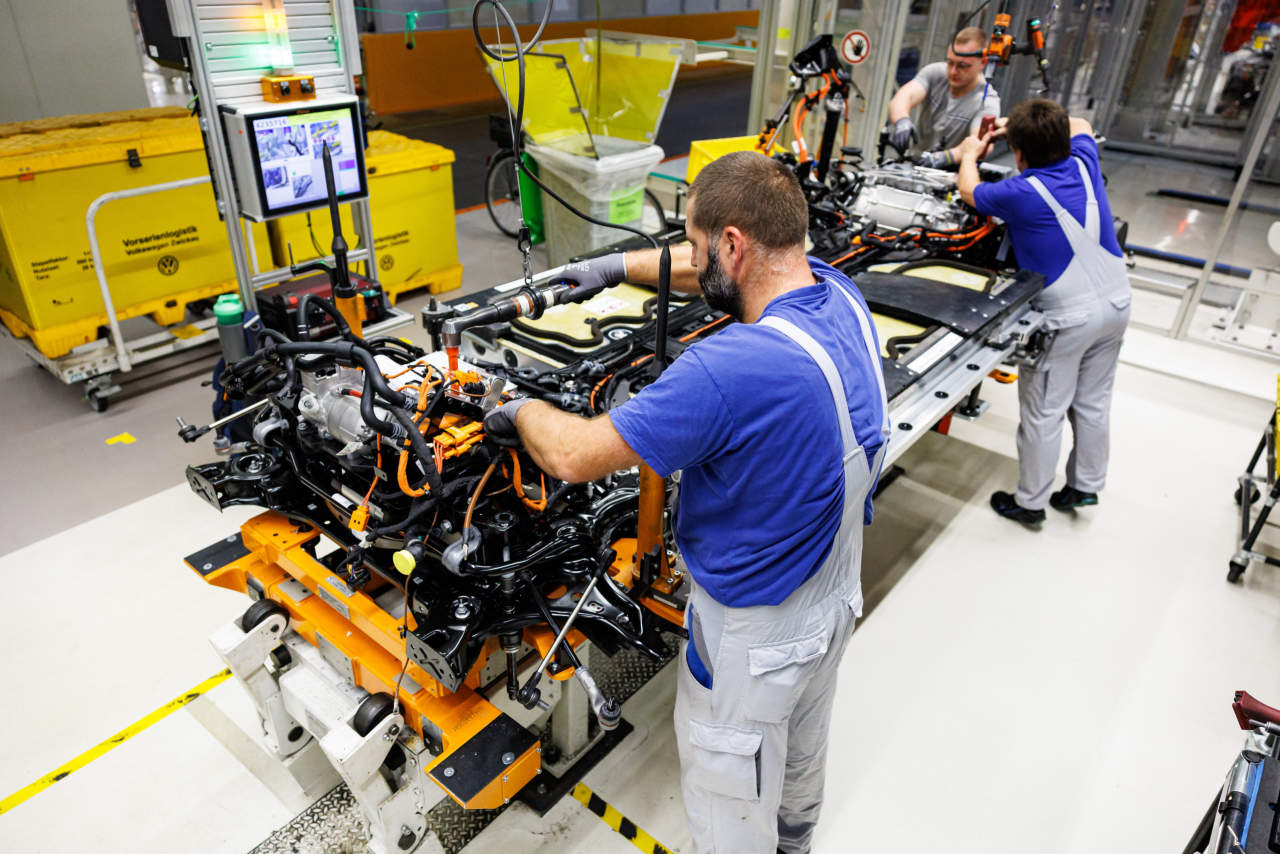 You are currently viewing Eurozone Industrial Production Swings Back to Decline