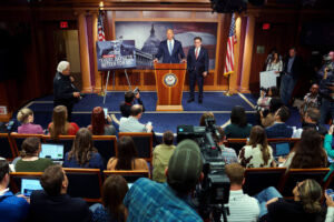 Read more about the article Federal workers are already starting to miss pay, and some businesses that count on a fully functioning federal government say layoffs and costly delays will accelerate