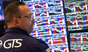 Read more about the article Global Markets Mixed as Dollar Drops on Fed Rate-Cut Hopes, Gold Reaches New Record