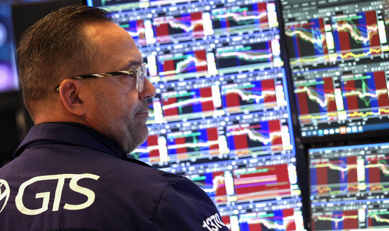 You are currently viewing Global Markets Mixed as Dollar Drops on Fed Rate-Cut Hopes, Gold Reaches New Record