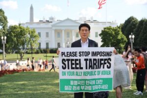 Read more about the article Many government leaders have had the chance to voice opposition to President Trump’s tariffs inside the White House. The mayor of Pohang, in South Korea, is the rare official who can say he has protested outside it