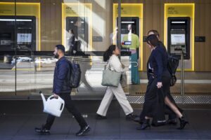 Read more about the article Australian Consumer Confidence Takes a Hit Amid RBA Caution on Rates