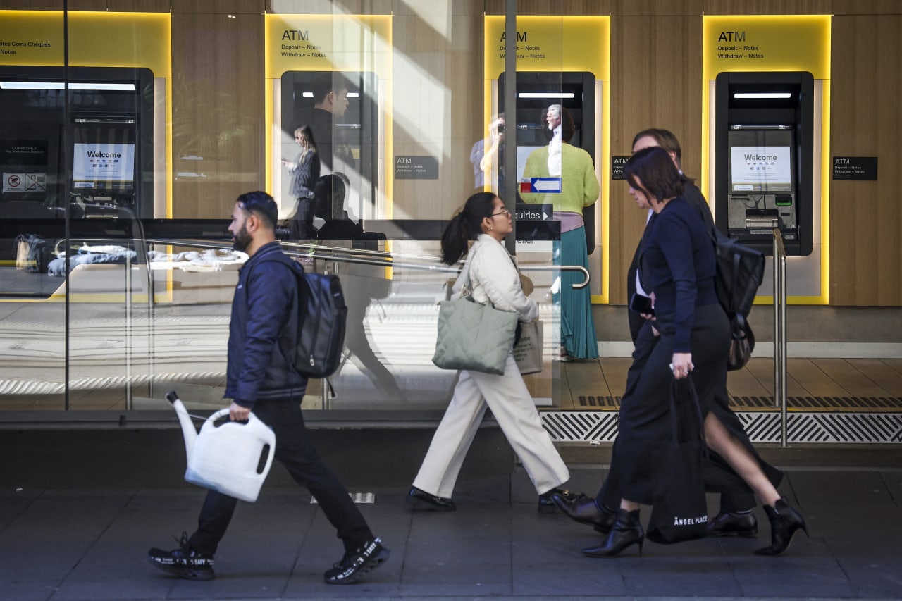 You are currently viewing Australian Consumer Confidence Takes a Hit Amid RBA Caution on Rates