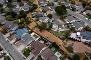 Read more about the article More home-purchase agreements are being scrapped around the country, reflecting a growing standoff between buyers and sellers in a largely stalled housing market