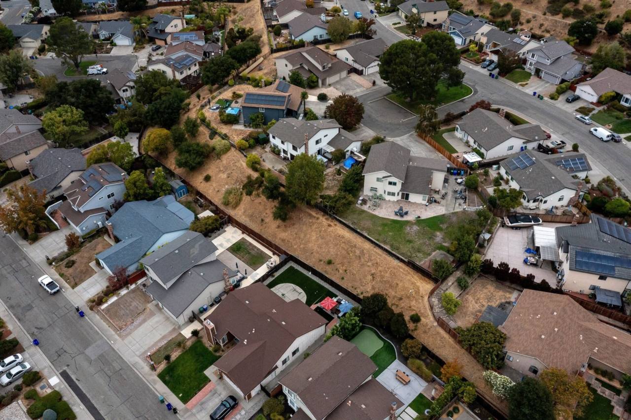 You are currently viewing More home-purchase agreements are being scrapped around the country, reflecting a growing standoff between buyers and sellers in a largely stalled housing market