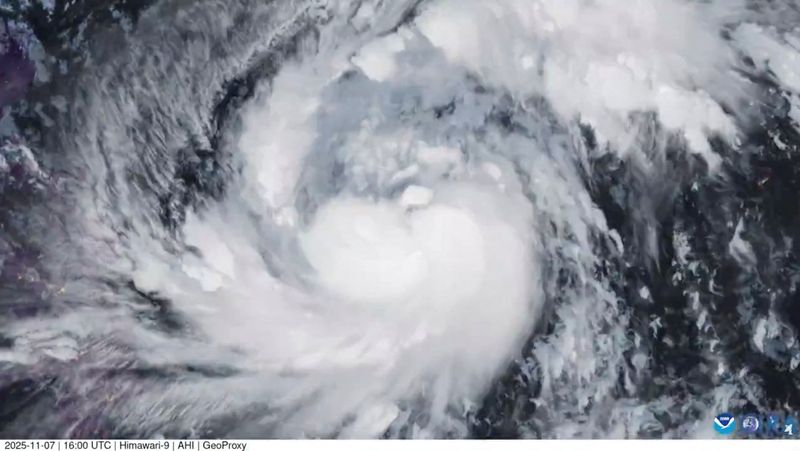 You are currently viewing Philippines evacuates 100,000 people as Fung-wong intensifies into super typhoon