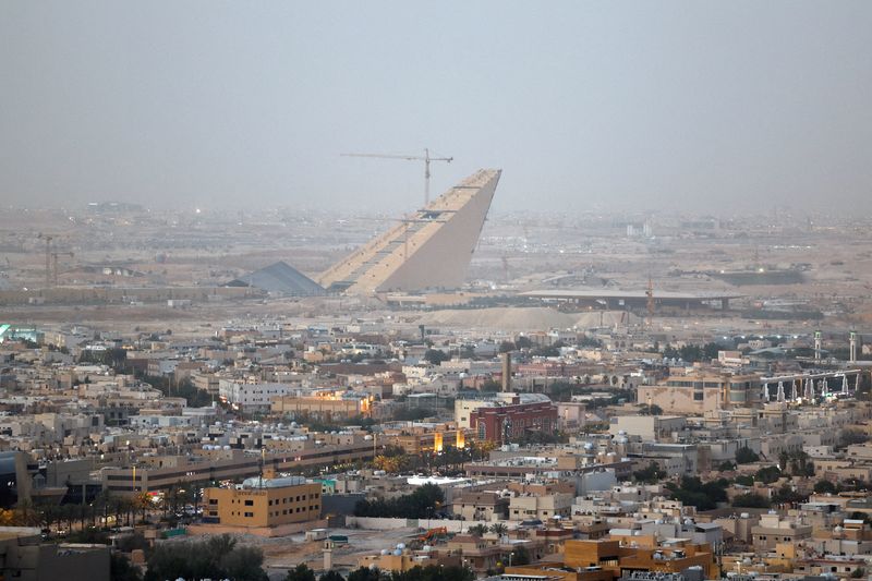 You are currently viewing Saudi Arabia scales back salary premiums for foreign talent, recruiters say