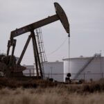 Read more about the article Oil prices fall as rising US inventories reinforce oversupply concerns