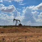Read more about the article US drillers cut oil and gas rigs for first time in four weeks, Baker Hughes says