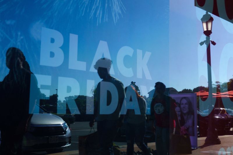 You are currently viewing The Black Friday paradox: more shoppers, fewer dollars