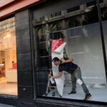 Read more about the article Big employers are taking a more cautious approach to holiday hiring this year