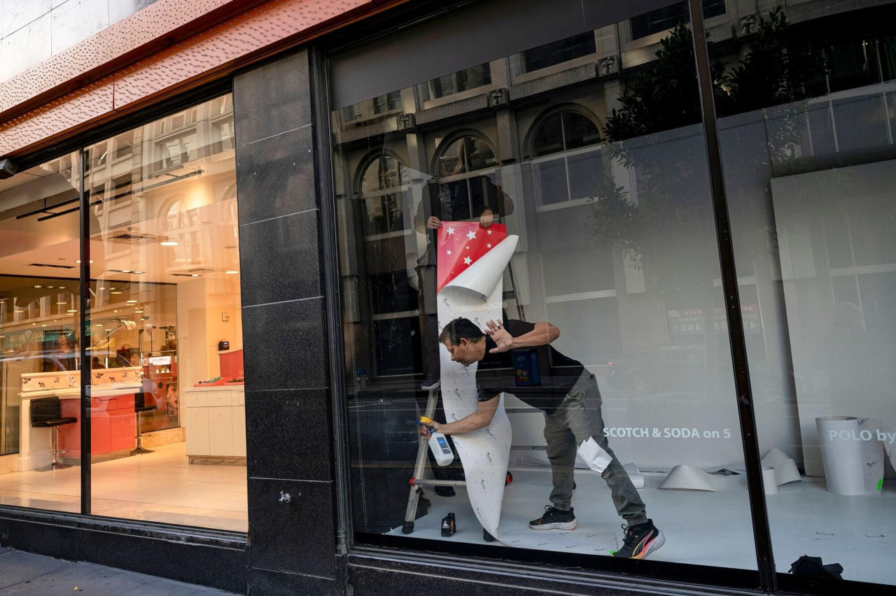 You are currently viewing Big employers are taking a more cautious approach to holiday hiring this year