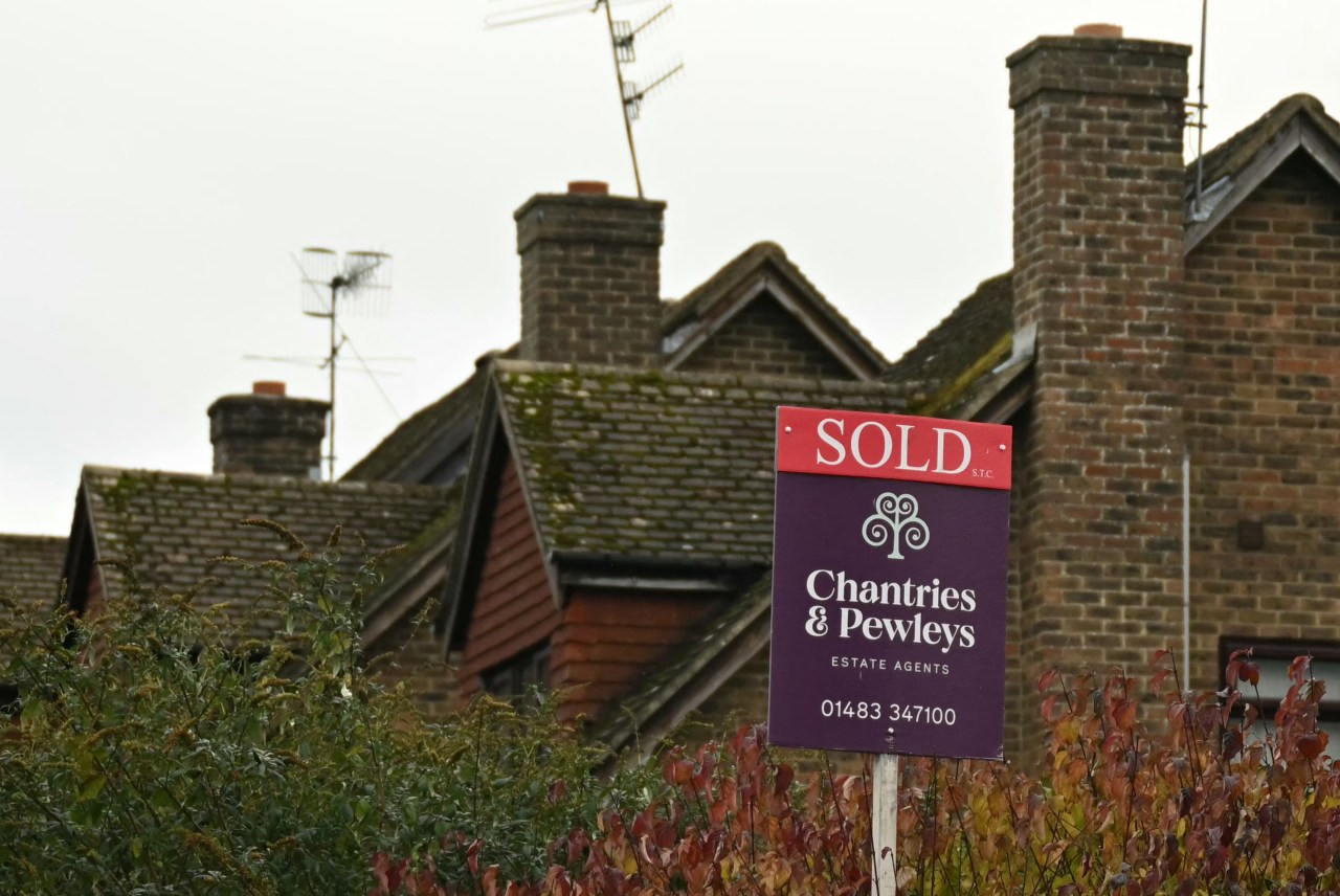 You are currently viewing U.K. Home Sales Fall on Budget Uncertainty, Report Says