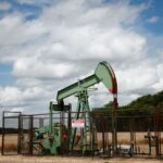 Read more about the article Oil prices fall on weak demand as markets await Ukraine peace effort for supply signs