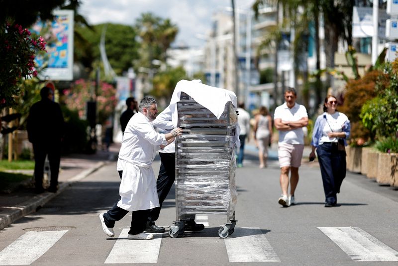 You are currently viewing France's services sector returns to growth in November, PMI shows