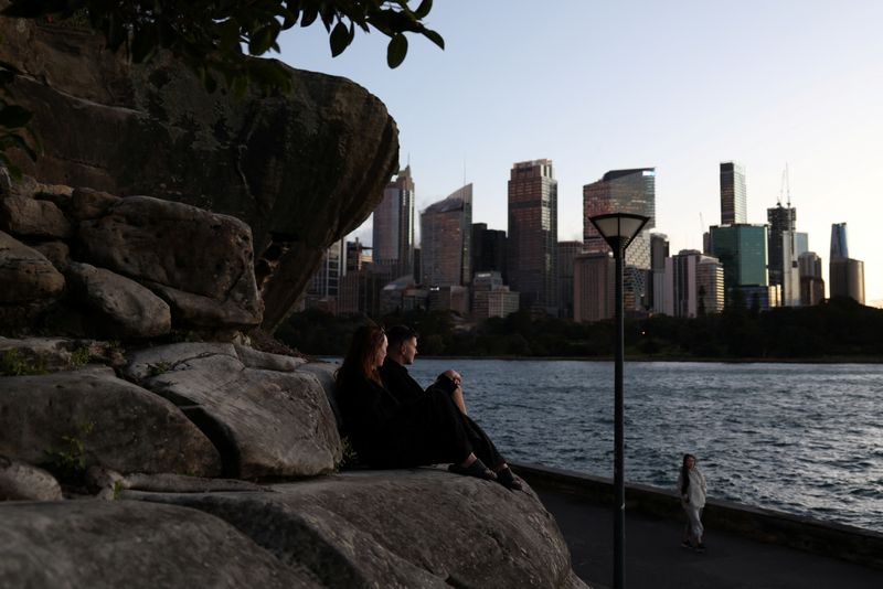 You are currently viewing Australia household spending surges 1.3% in Oct