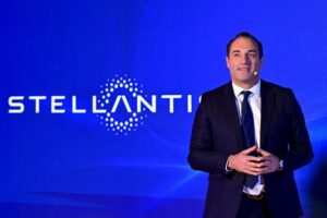 Read more about the article Stellantis CEO says hybrids are a top priority for the US market
