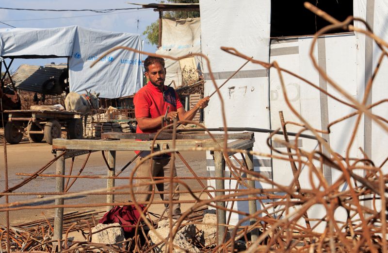 You are currently viewing Desperate Gazans pull iron bars from rubble to construct tents and scratch out a living