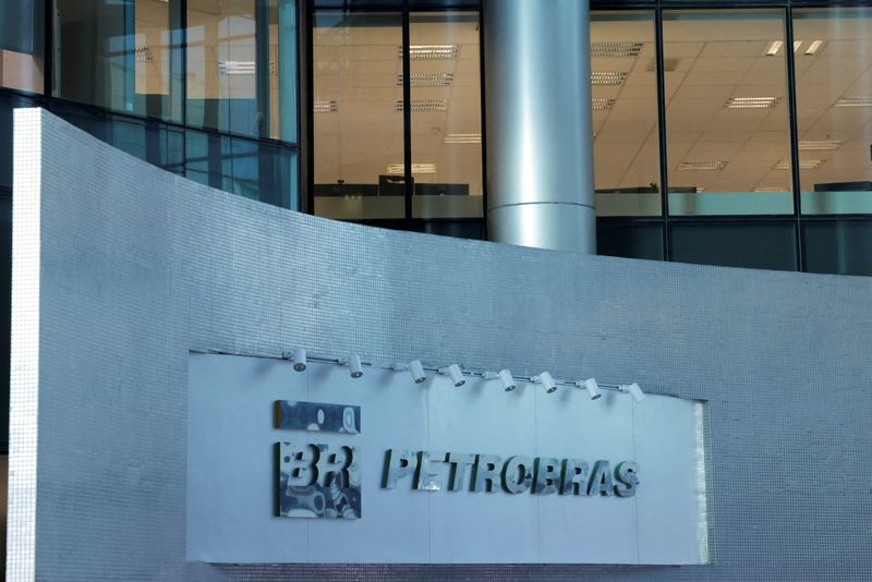 You are currently viewing Brazil oil union set to accept Petrobras labor offer, end strike
