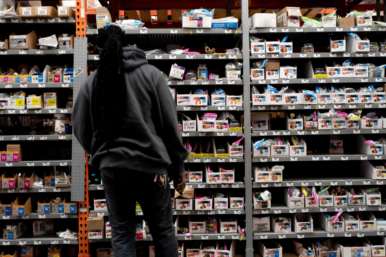 You are currently viewing Consumer Confidence Falls as Jobs, Economic Worries Persist