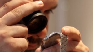 Read more about the article Swiss Watch Industry Continues Tough Year as U.S. Exports Drop by Half