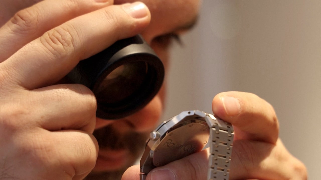 You are currently viewing Swiss Watch Industry Continues Tough Year as U.S. Exports Drop by Half