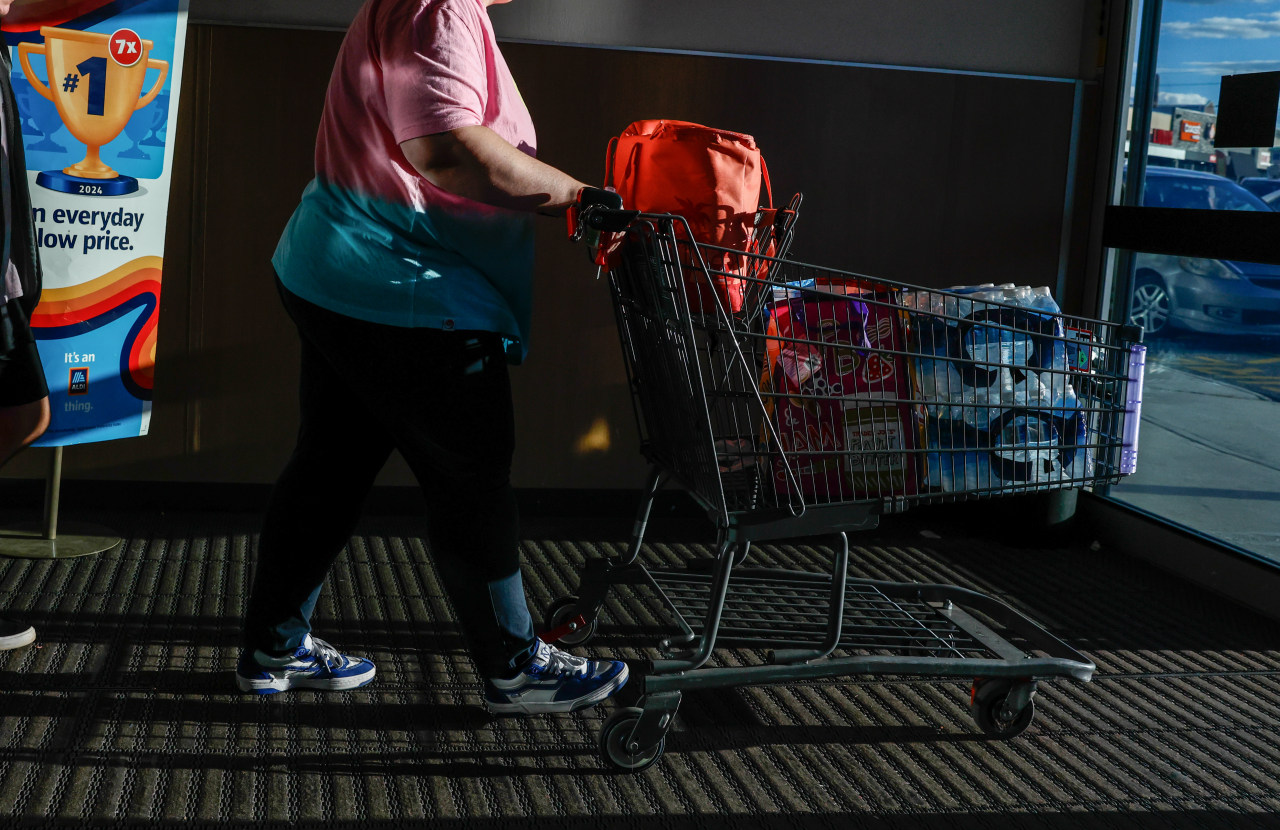 You are currently viewing U.S. households are nearing the end of the year feeling more dour about the economy than they did at the beginning, even as they keep spending