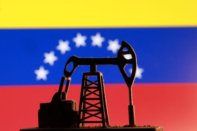 You are currently viewing Companies scramble to secure ships, assemble operations to transfer Venezuelan oil, sources say