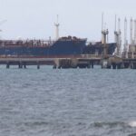 Read more about the article Oil prices pause gains as Venezuela shipments resume but Iran concerns loom