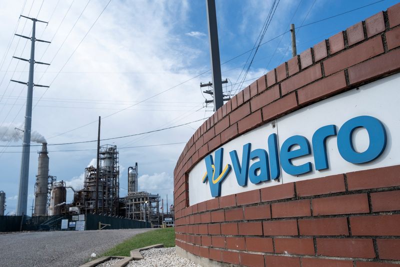 You are currently viewing Exclusive-Valero, Phillips 66 buy Venezuelan oil cargoes as part of Washington’s deal with Caracas