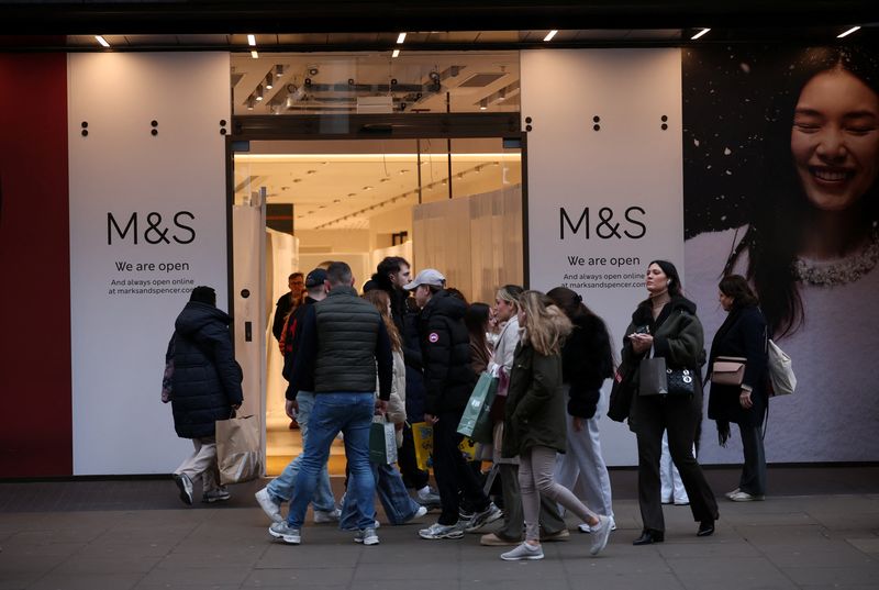 You are currently viewing Surprise UK retail sales rise adds to signs of pickup in economy
