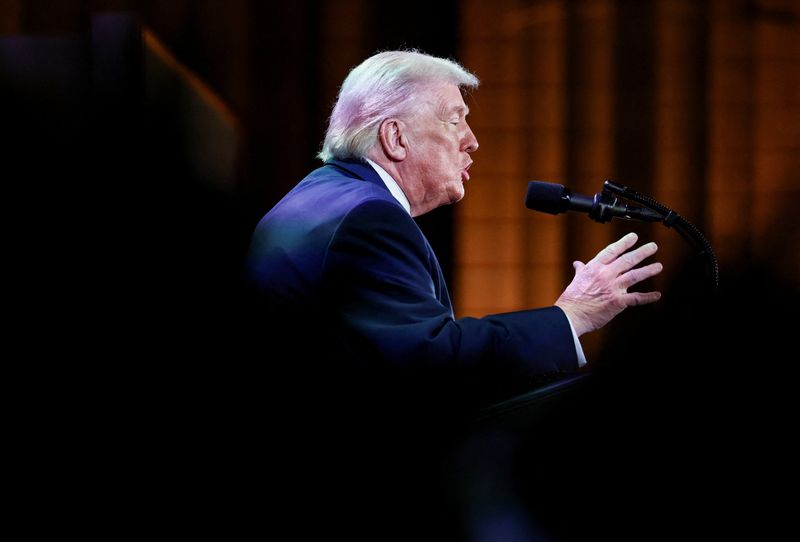 You are currently viewing Trump says U.S. to open Venezuela airspace after talk with acting president