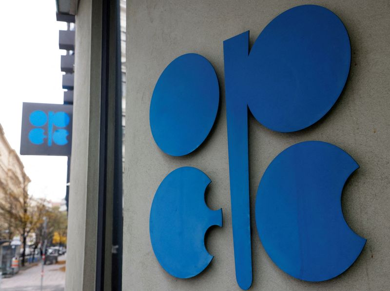 You are currently viewing OPEC+ set to keep oil production pause for March as prices jump, sources say