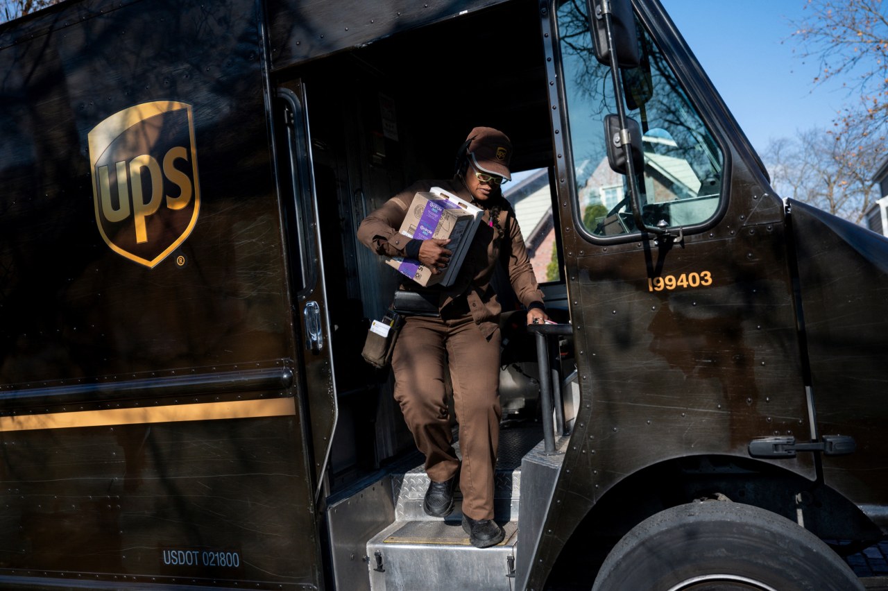 You are currently viewing After pandemic-era hiring binges, big companies from Amazon.com to UPS are slashing jobs, looking to shrink their head counts after years of breakneck growth