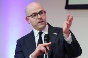 Read more about the article Fed Policymakers Will Find Kevin Warsh Persuasive, Governor Stephen Miran Says