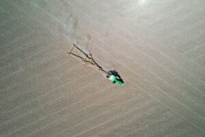 Read more about the article Former US agriculture officials, top Republican senator warn of farm country trouble