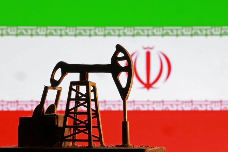 You are currently viewing Oil prices extend gains on fears of escalating tensions in Mideast