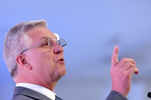 Read more about the article Waller Weighs Supporting Fed Rate Pause if Labor Data Stabilize